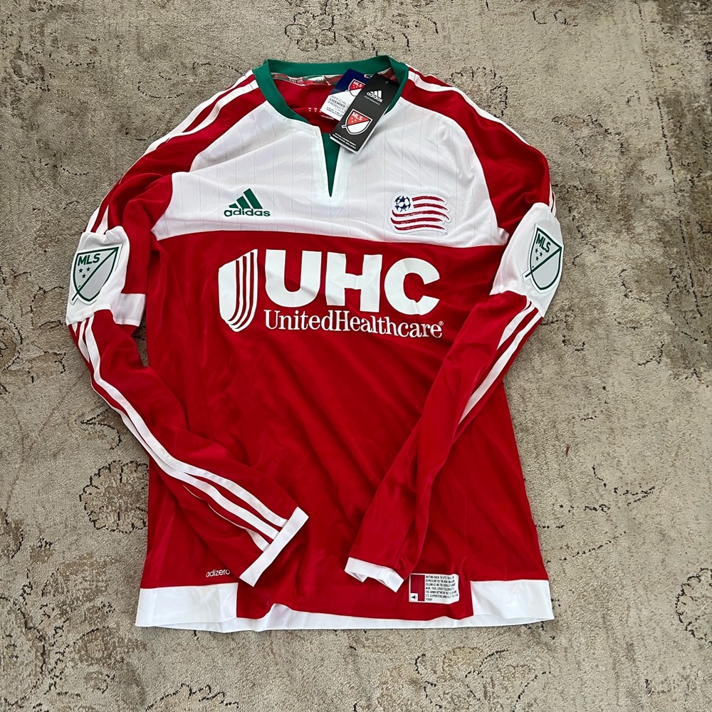 Soccer jersey style long sleeves top.